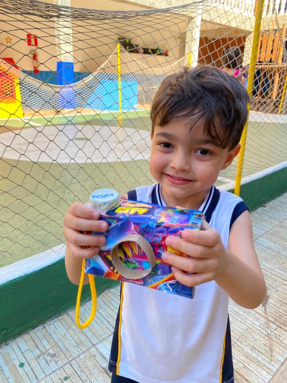 Criança com projeto criativo