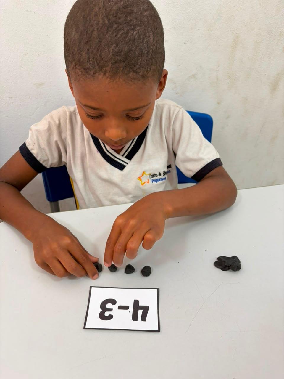 Atividade pedagógica com material concreto