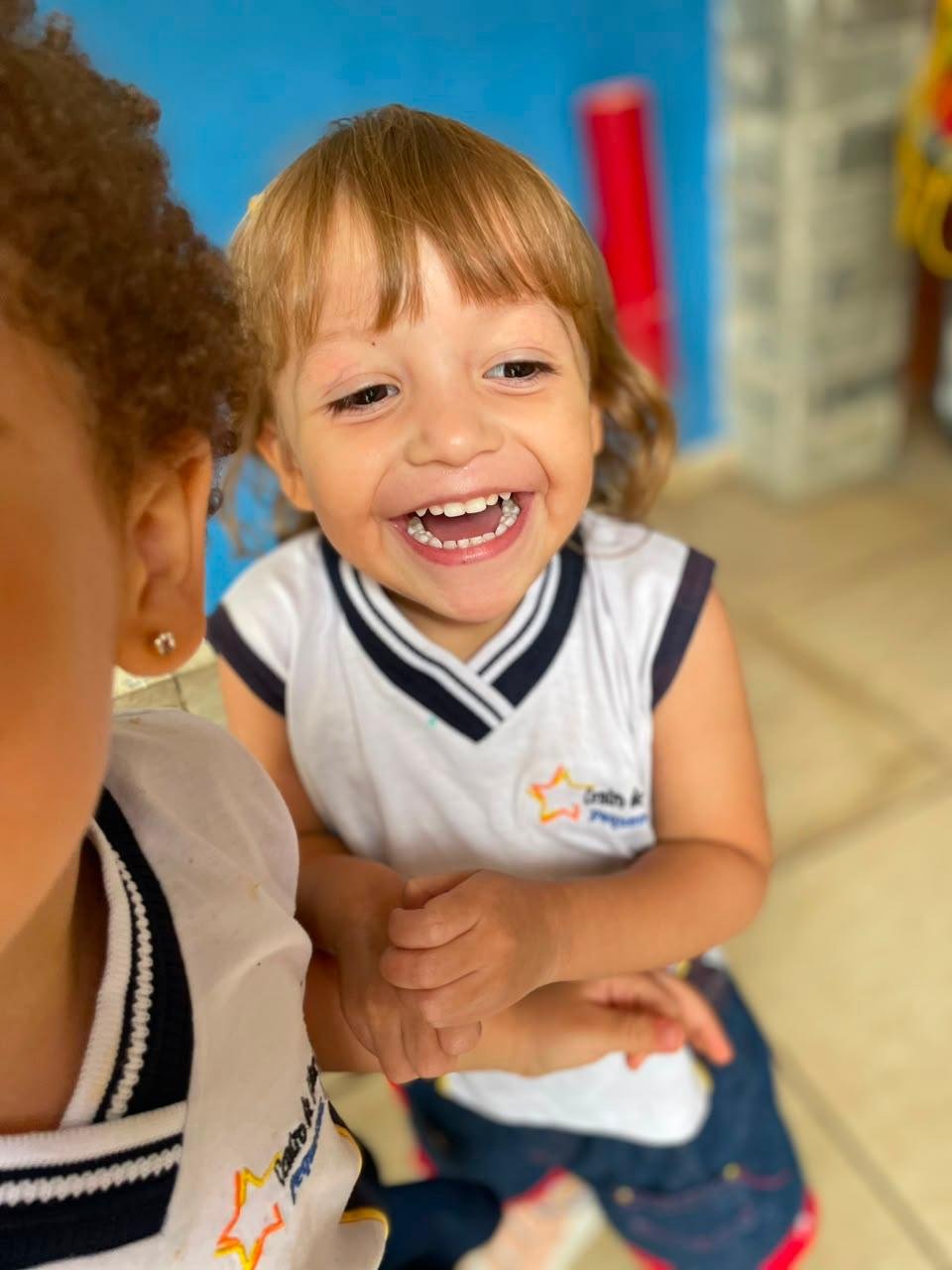 Criança feliz no Pequenos Brilhantes