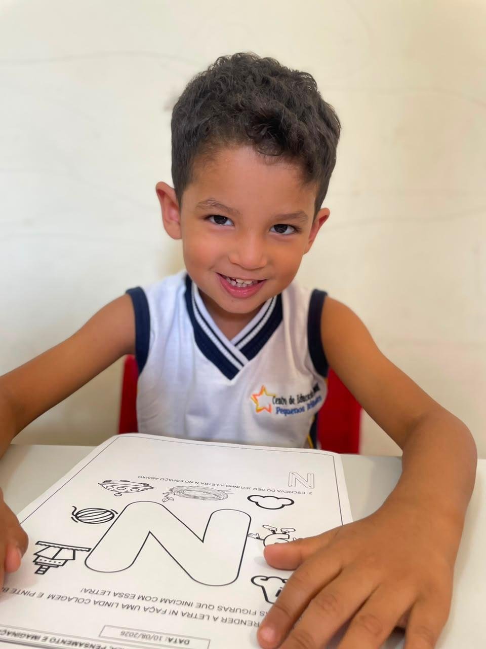 Criança em atividade pedagógica